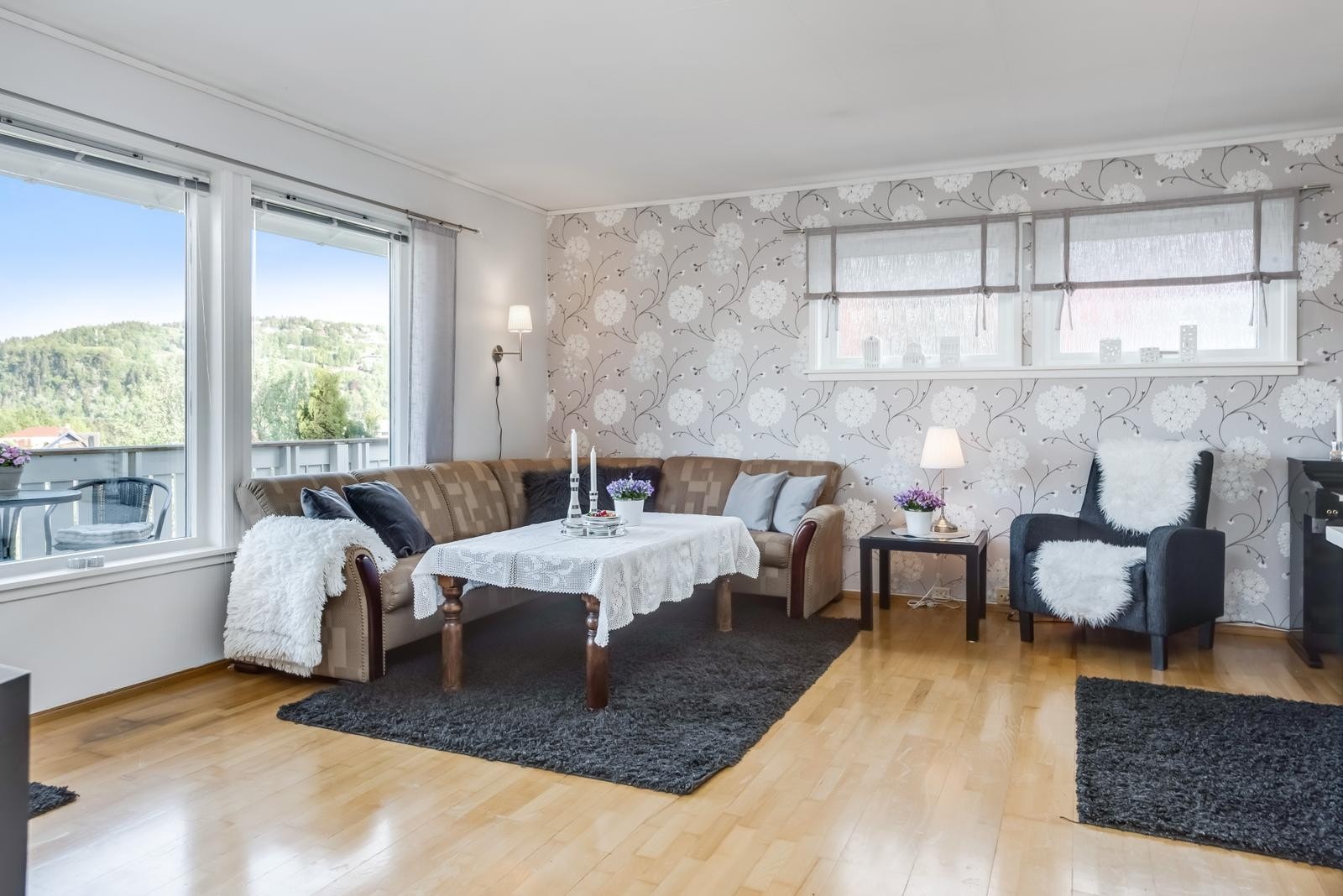 Stuen i boligen oppleves som lys og luftig. Fra stuen har du også utgang til en luftig terrasse med overbygg. Galleribilde