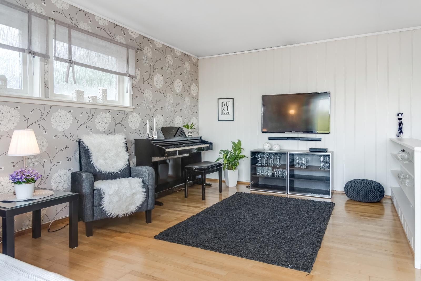 Her vil du også en naturlig plassering til TV-møblement. I tillegg har du god plass til en "godstol" på stuen. Galleribilde