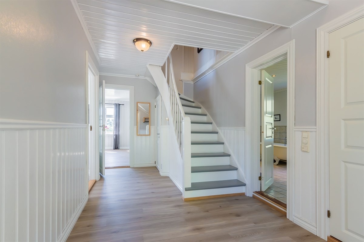 Fra entre/gang med trapp til 2 etasje Galleribilde