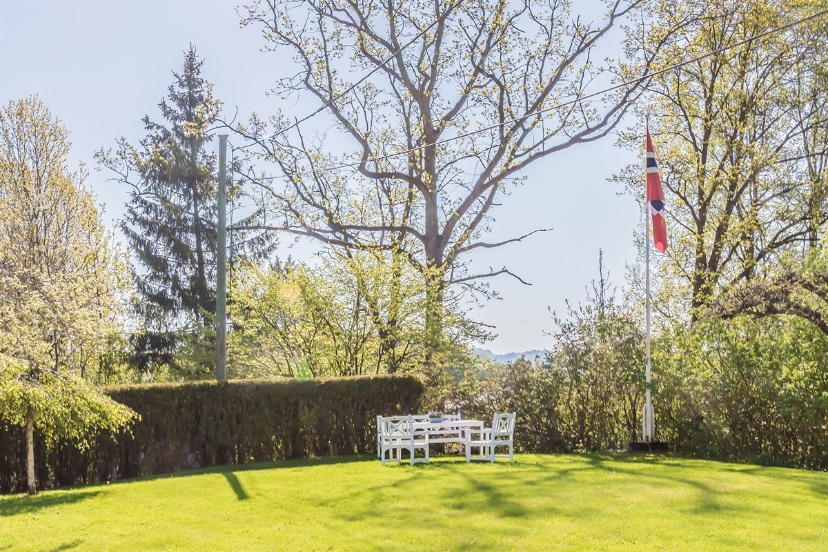 Store åpne gressletter gir gode løpearealer for barna Galleribilde