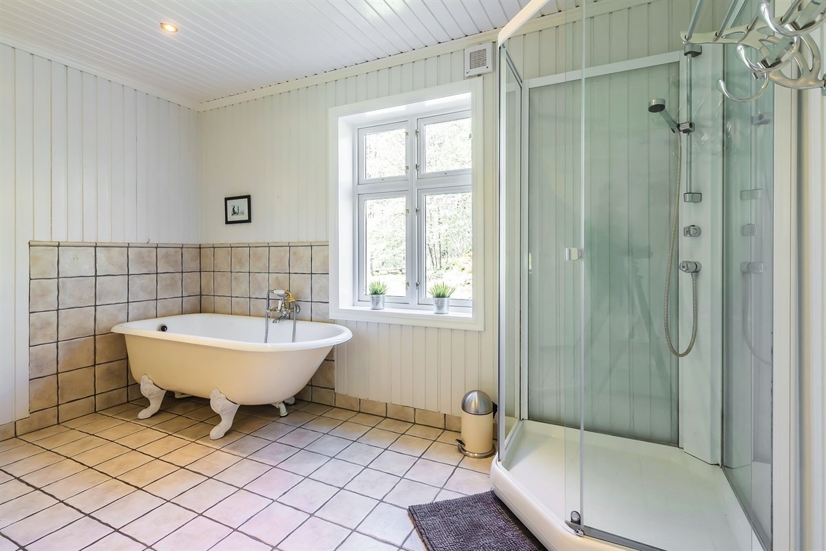 Stort luftig bad med badekar og dusjkabinett Galleribilde