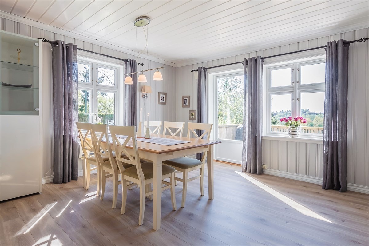 Spisestuen med utgang til terrasse Galleribilde
