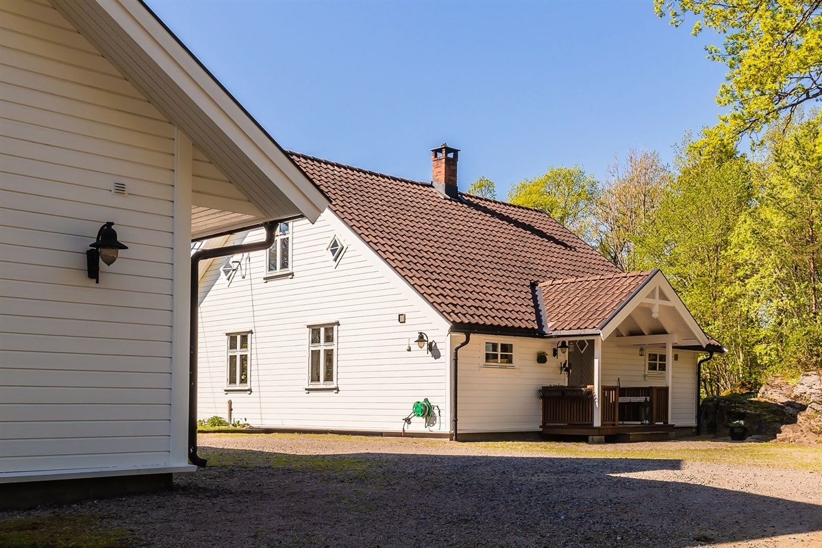 Boligen er vesentlig oppgradert senere år, garasje bygd i 2003 Galleribilde