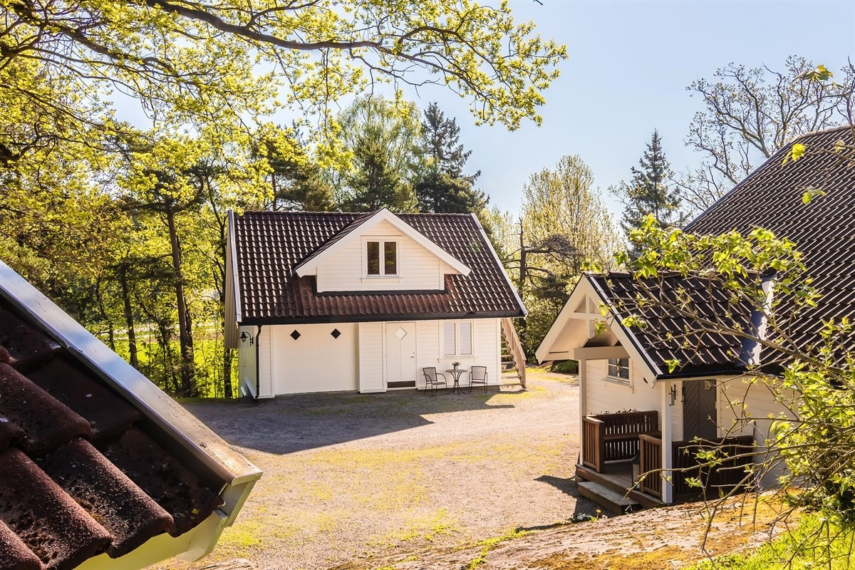 Garasje bygget er innredet med 1 garasjeplass og hobbyrom i 1 etasje - kan enkelt gjøres om til dobbel garasje. Galleribilde