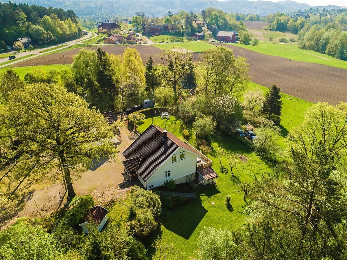 Eiendommen ligger attraktivt til mellom Tveten og Flåtten, med umiddelbar nærhet til skiløype og turområder Galleribilde