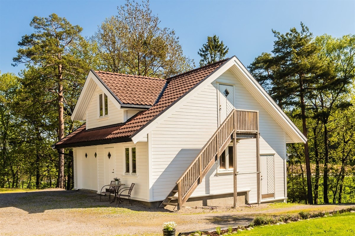 Det er innredet rom over garasje, tenkt benyttet som atlier. Det er også mulighet for bruk av bodareal bak garasje til eksempelvis stallbokser Galleribilde