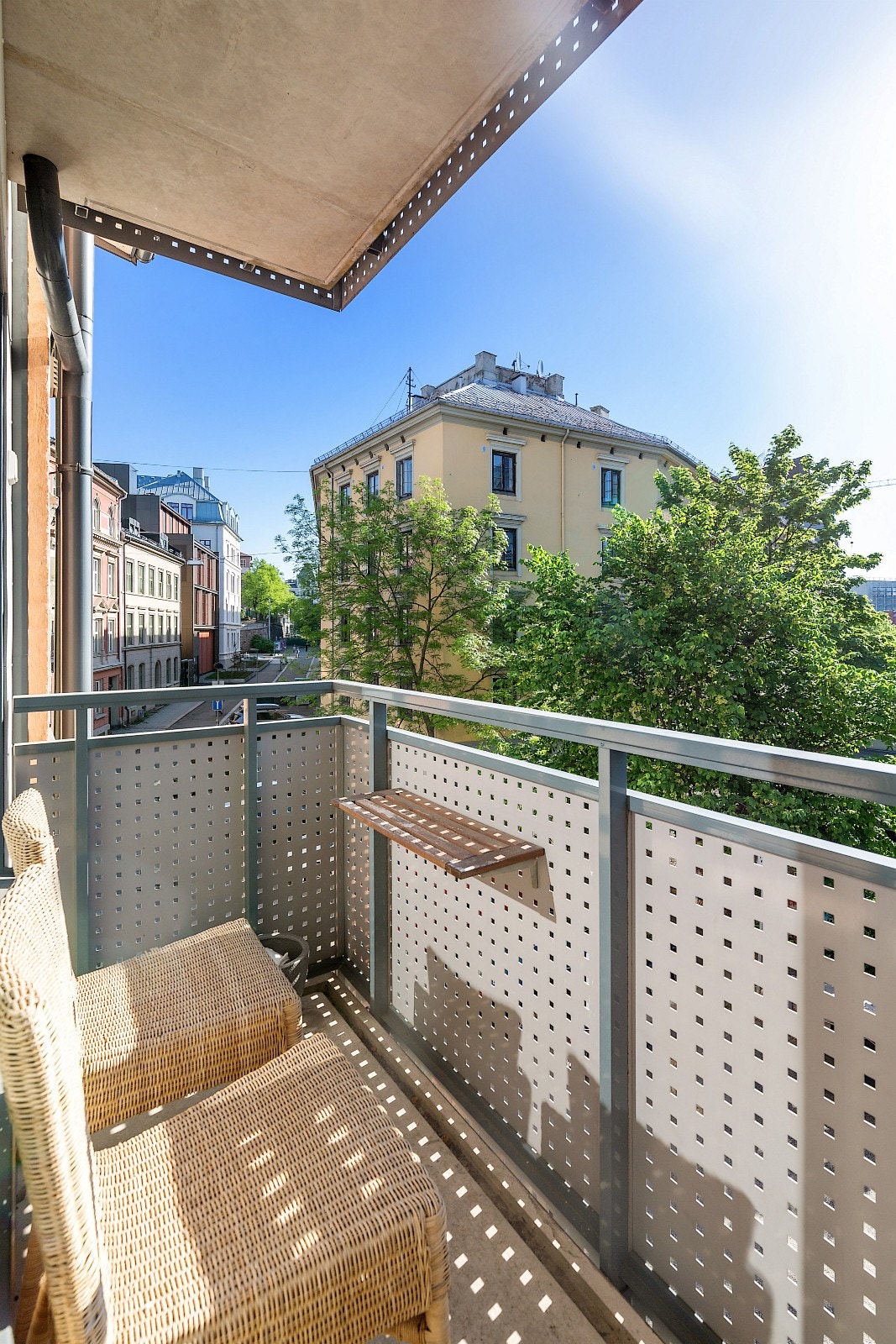 Balkong ut mot parken Galleribilde