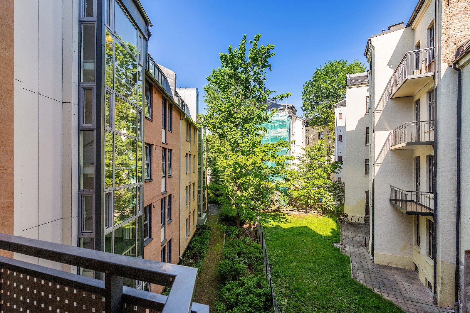 Utsikt fra kjøkken og balkong mot bakgården Galleribilde