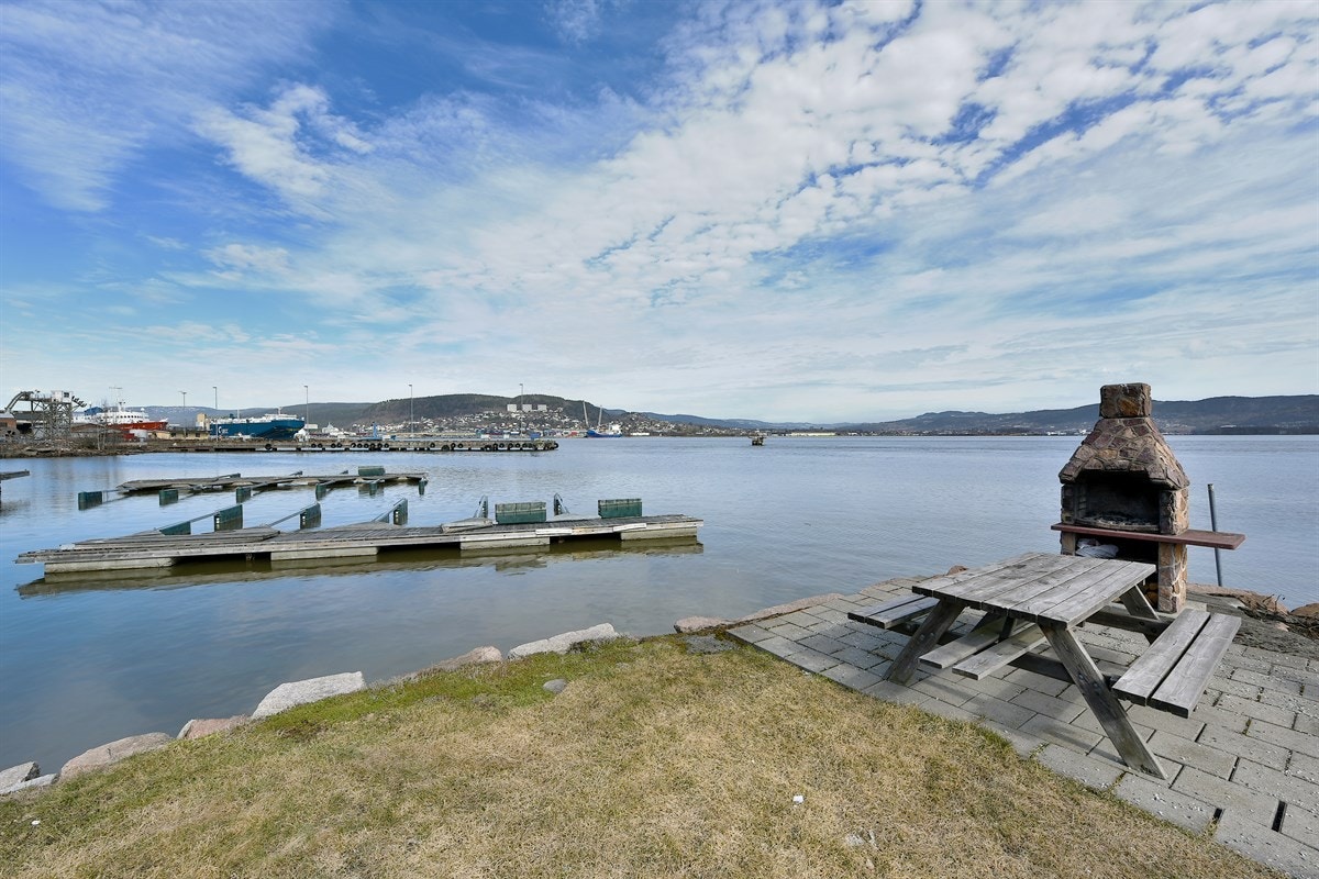 Boligen ligger helt inntil vannet med båtplass. Galleribilde
