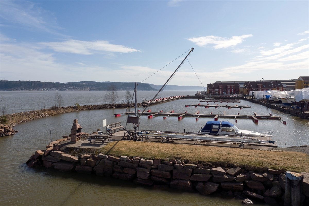 Området gir mulighet for offentlig kommunikasjon via buss. Nærmeste holdeplass er Merket som ligger ca. 200 meter fra boligen. Galleribilde