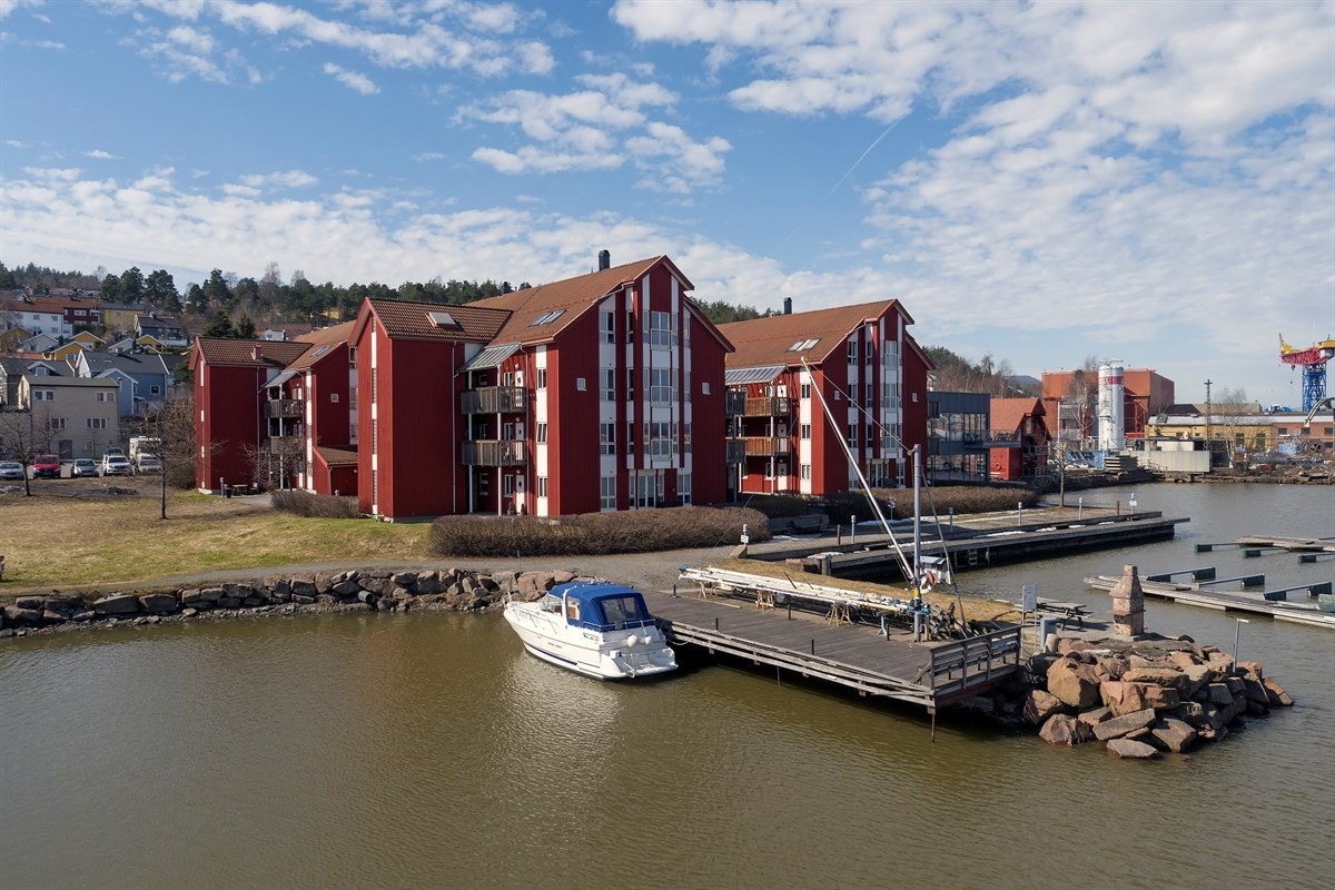 Privatmegleren ved John Granly Steen og Jørgen Braathen Becher har gleden av å presentere denne tiltalende 3-roms selveierleiligheten med båtplass, egen garasje og solfylte uteplasser med sjøutsikt beliggende på Tangen i Drammen. Galleribilde