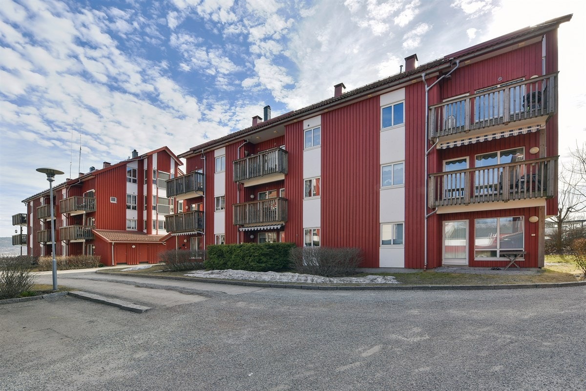 Boligen har flere uteplasser til disposisjon. Ved inngangspartiet er det plass til kafésett, hvor man kan nyte en kopp kaffe i morgensol. Galleribilde