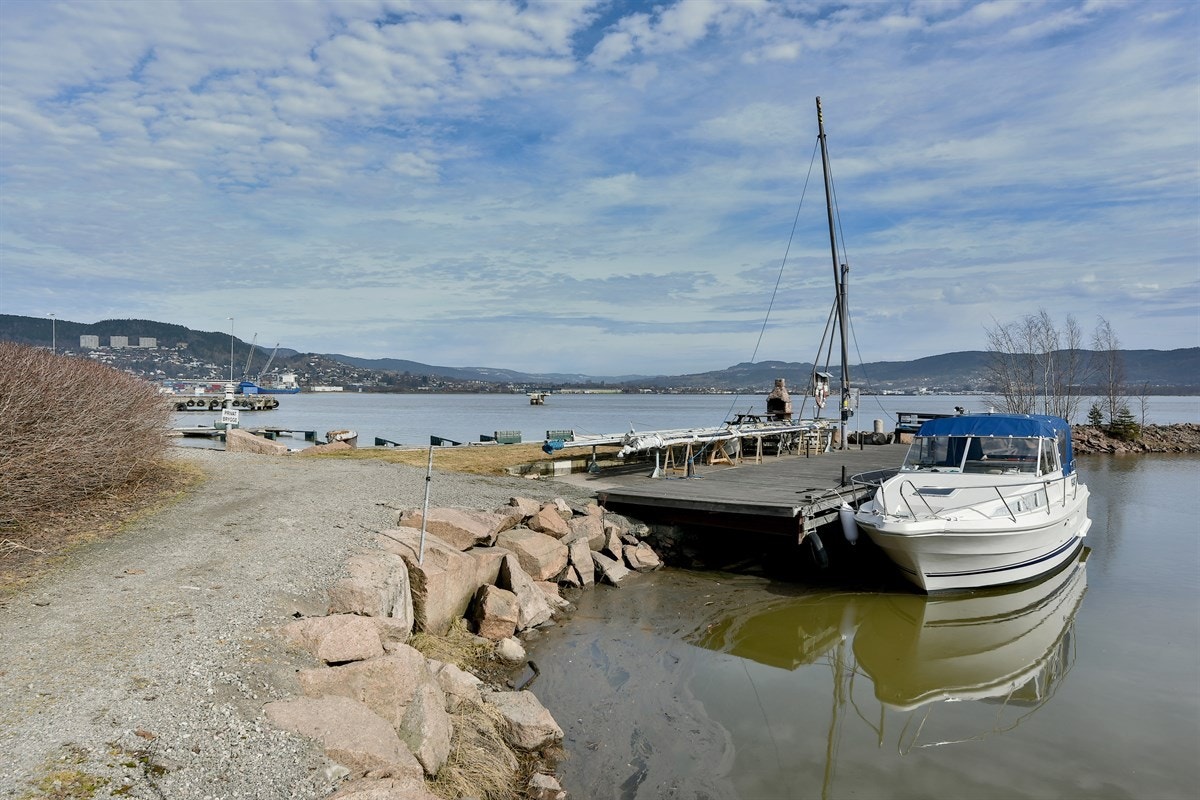 Fra eiendommen er det gangavstand til Brandengen barneskole og Marienlyst ungdomsskole. Det finnes flere videregående skoler i nærliggende områder, samt et godt utvalg av både private og kommunale barnehager. Galleribilde