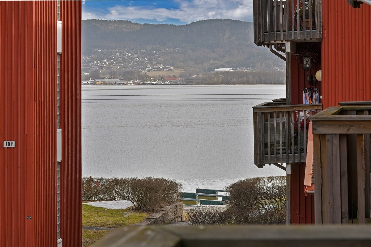 Fra stuen er det utgang til en veranda på ca. 4 kvm. Galleribilde