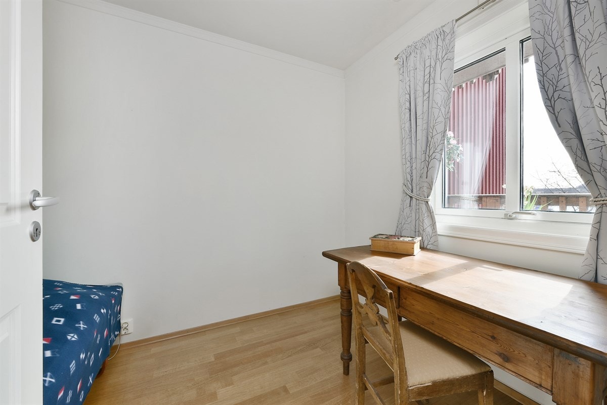 Hovedsoverommet har to vindusflater, noe som gir godt med lys. Galleribilde