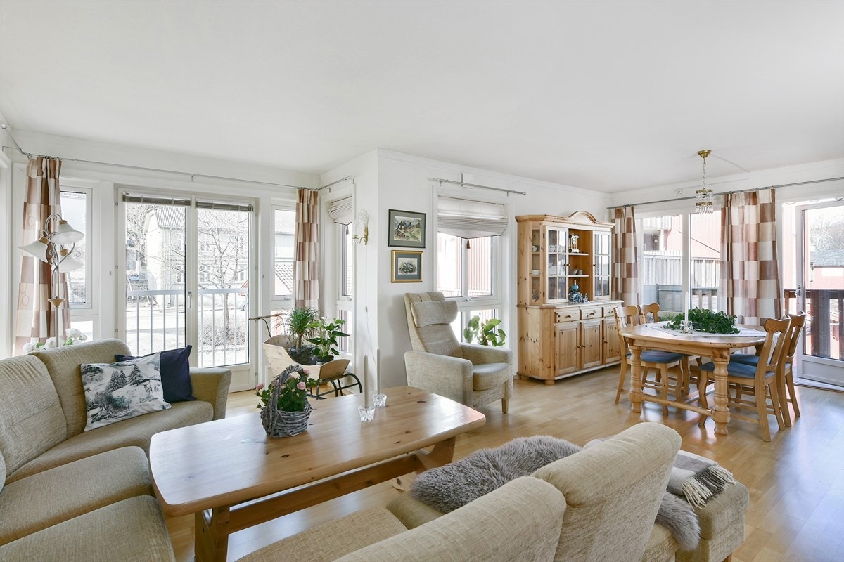 Stuen er tiltalende og ligger med åpen løsning til et koselig kjøkken. Galleribilde