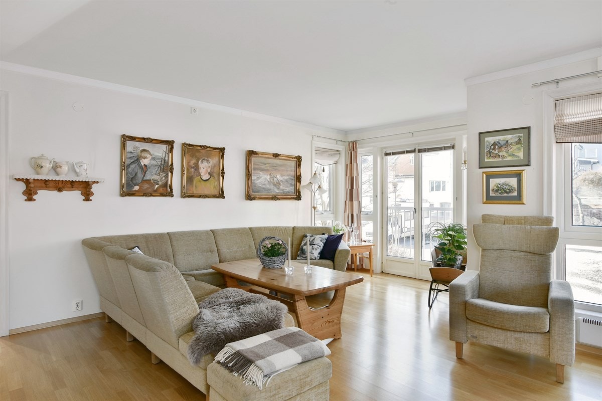 God plass for sofaløsning og spisebord med tilhørende møblement. Galleribilde