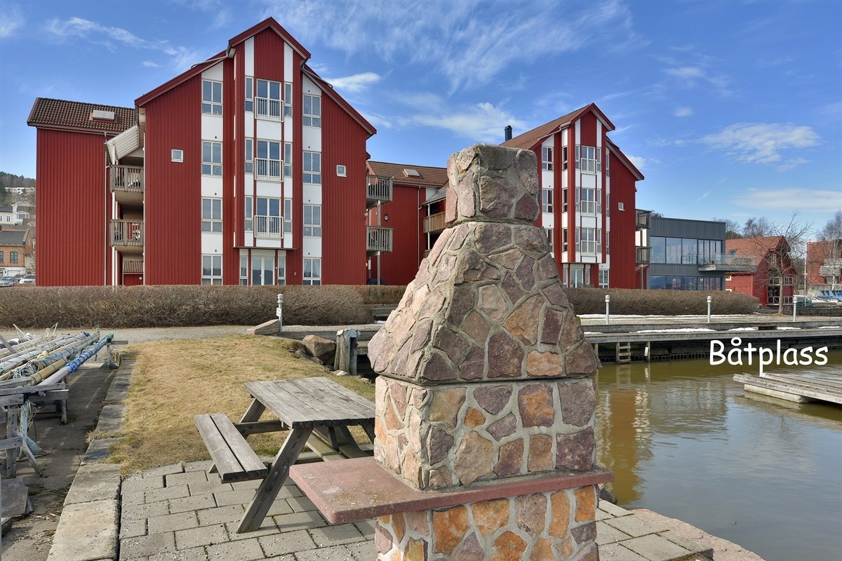 Området byr på sjø, båtliv og brygge, og det er mange gode muligheter for spaserturer til og fra Drammen sentrum. Galleribilde