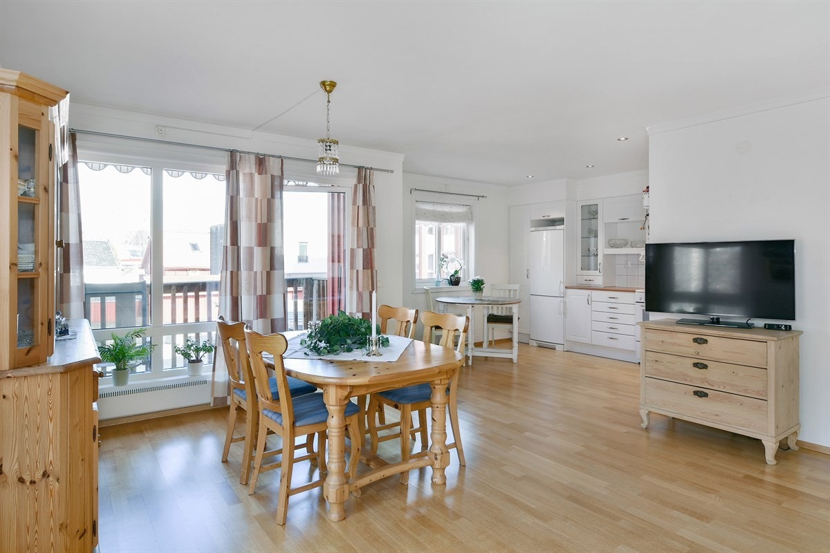 Store vindusflater fra flere sider i rommet lar lyset strømme fritt inn. Galleribilde