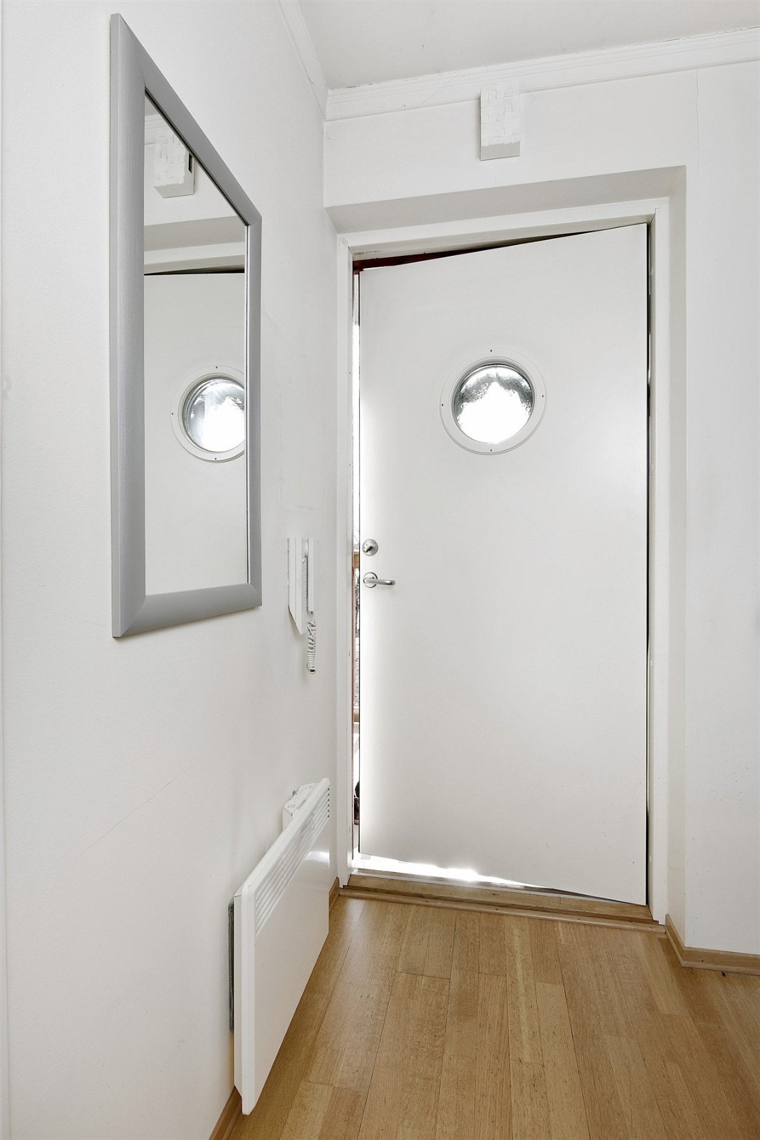 Entreen har dørcalling ved ytterdør, en garderobenisje med knaggrekke, og det er plass for øvrig møblement. Galleribilde