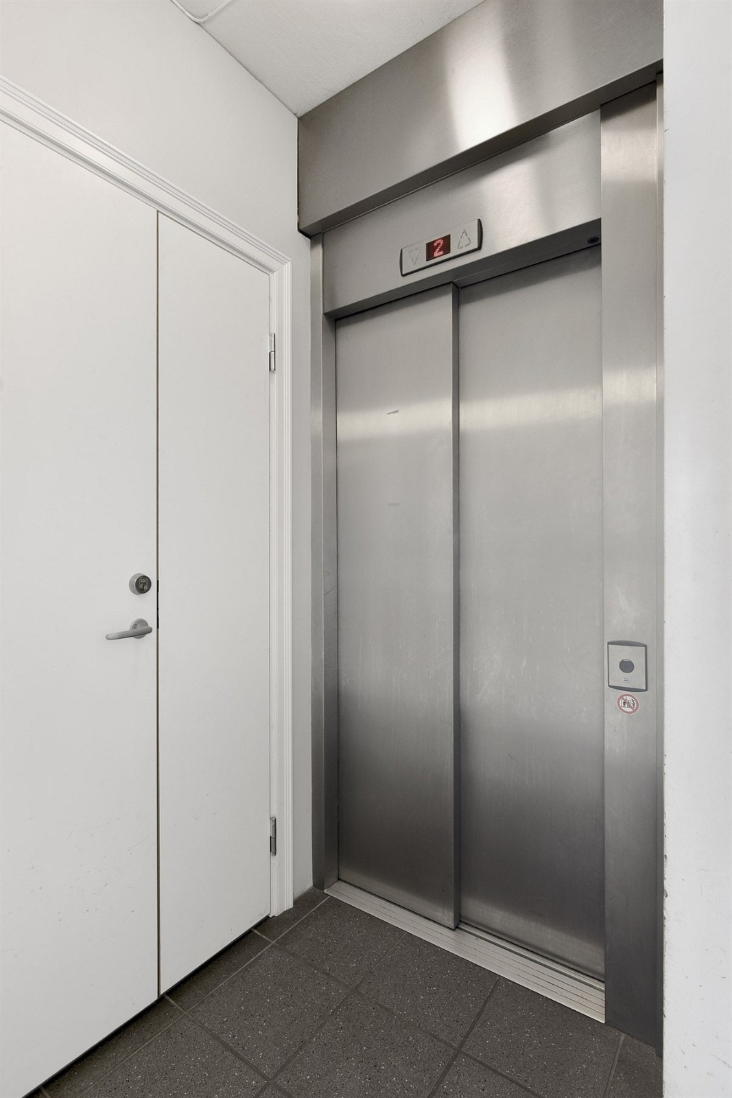 Bygget har heis opp til en hyggelig svalgang, og en ytterdør med glassfelt. Galleribilde