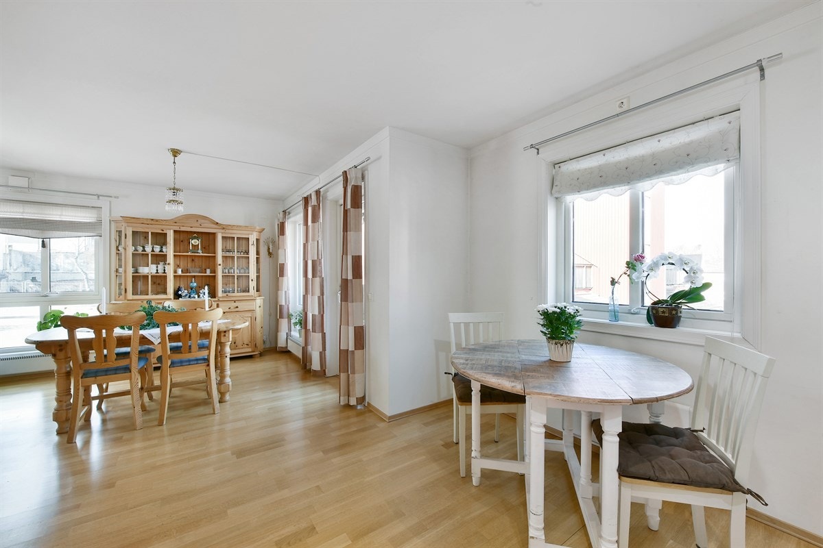 Det hjemmekoselige kjøkkenet har en egen spiseplass ved vinduet, og downlights i himling. Galleribilde