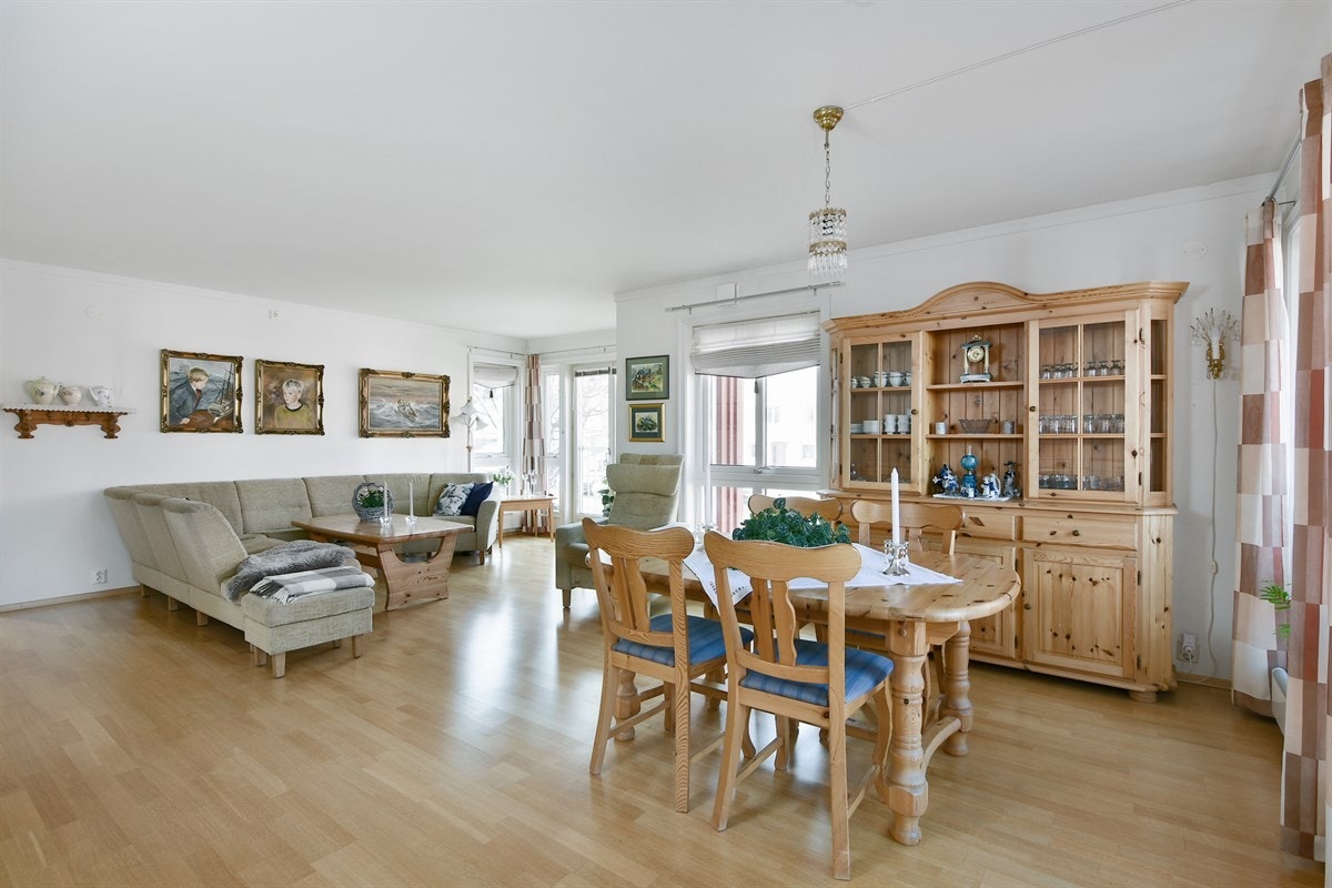 Stuen har parkett på gulv. Galleribilde