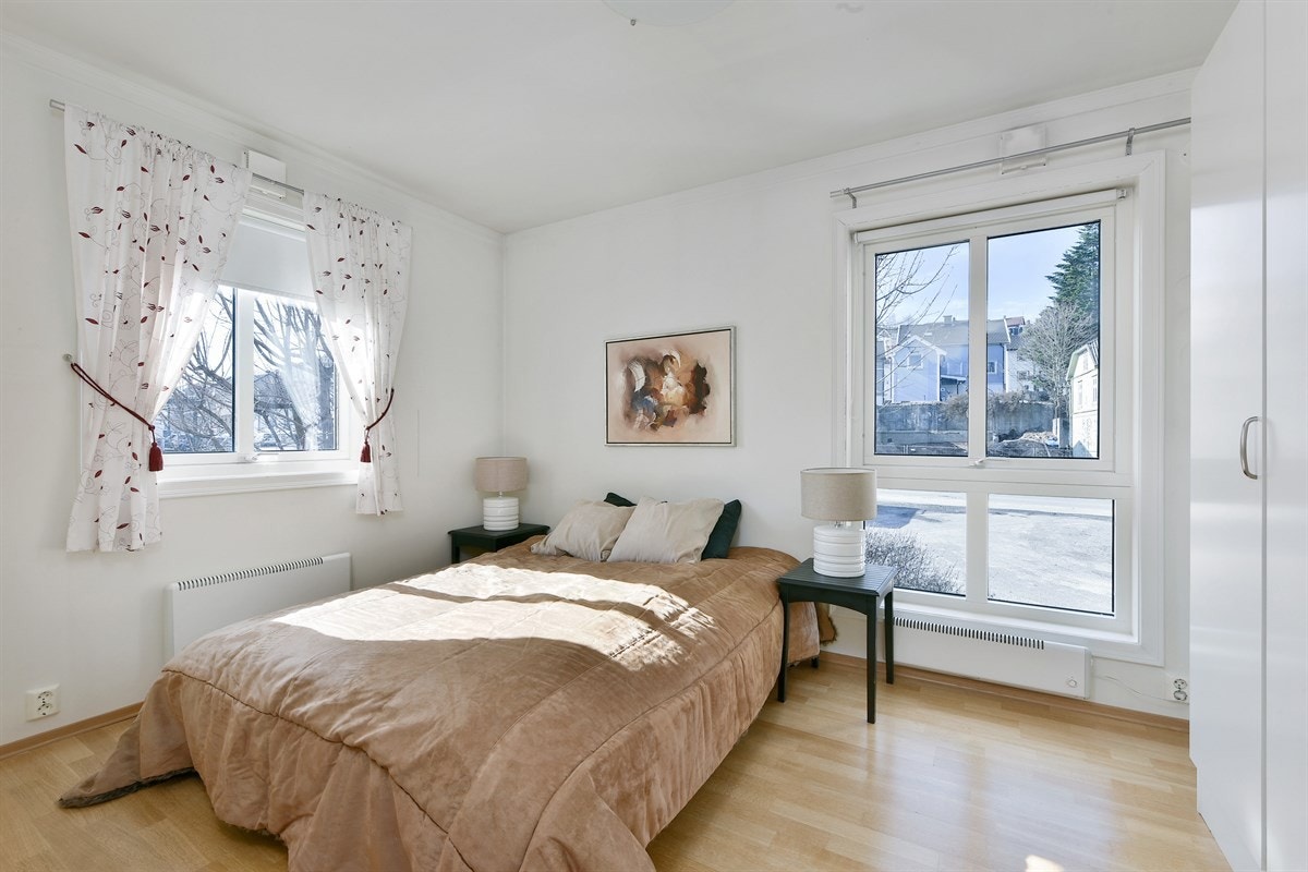 Boligen har to gode soverom som ligger tilknyttet badet. Galleribilde