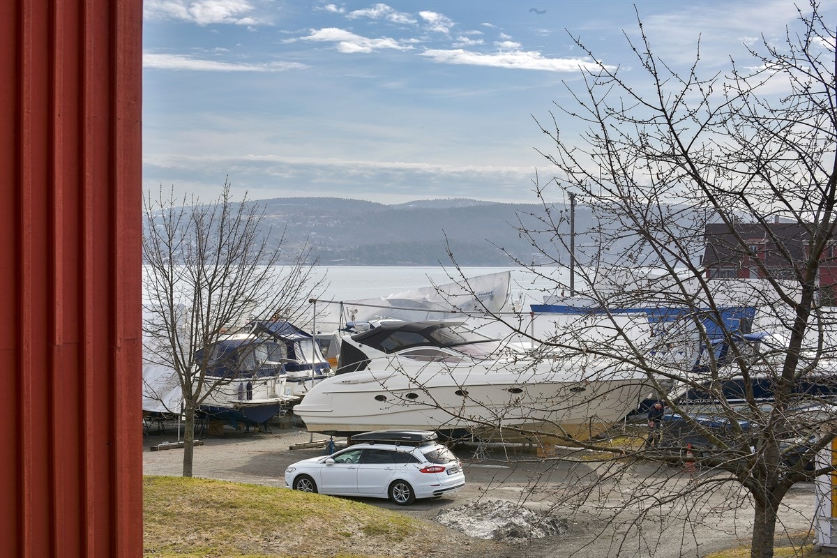 Det er sykkelvei langs elva til Drammen jernbanestasjon. I tillegg er det kort vei til Bangeløkka og påkjøringsfeltene til E18 Oslo/Tønsberg, eller E134 mot Kongsberg. Galleribilde