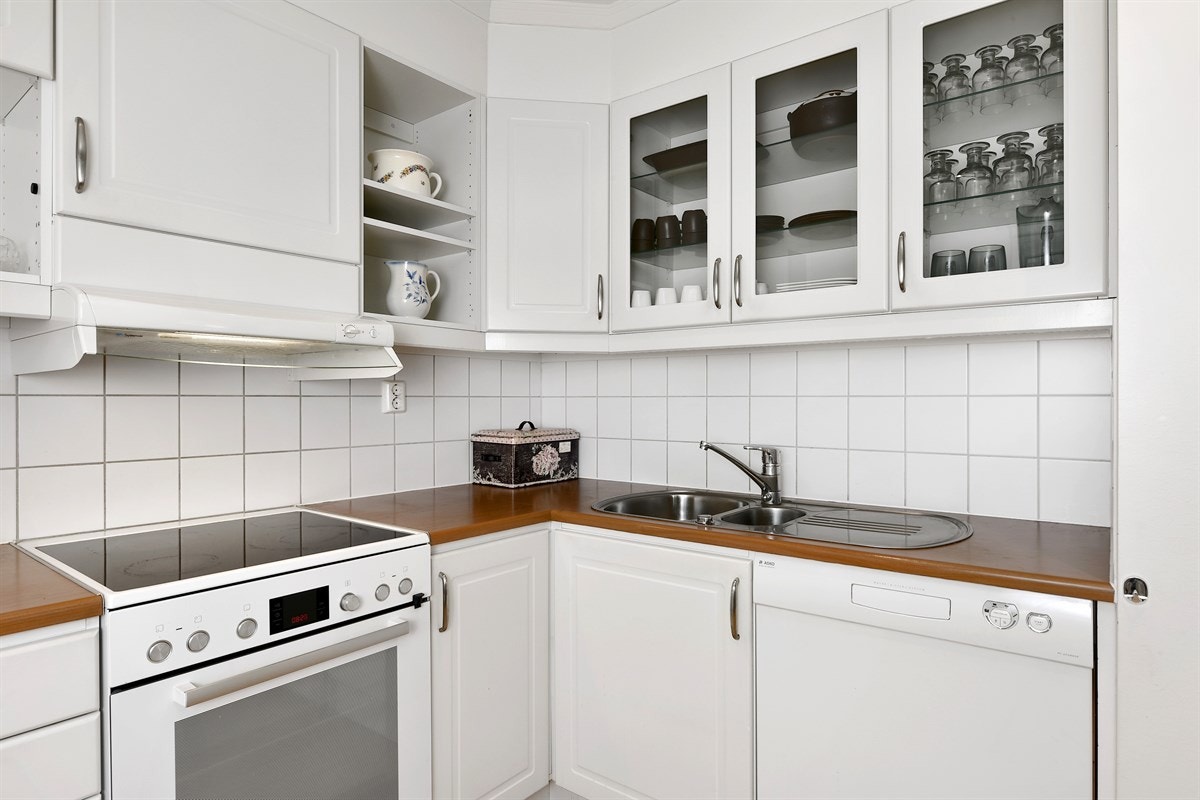 Det er fliser over benk og ventilator over kokesonen. Videre er det hvitevarer i form av komfyr, oppvaskmaskin og kjøl/frys. Galleribilde