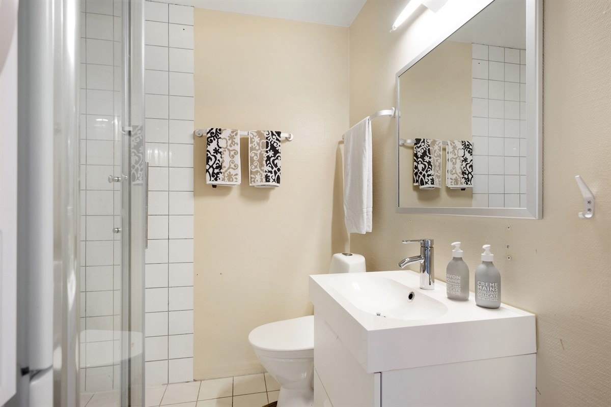 Baderom med fliser på gulv og vegger. Galleribilde