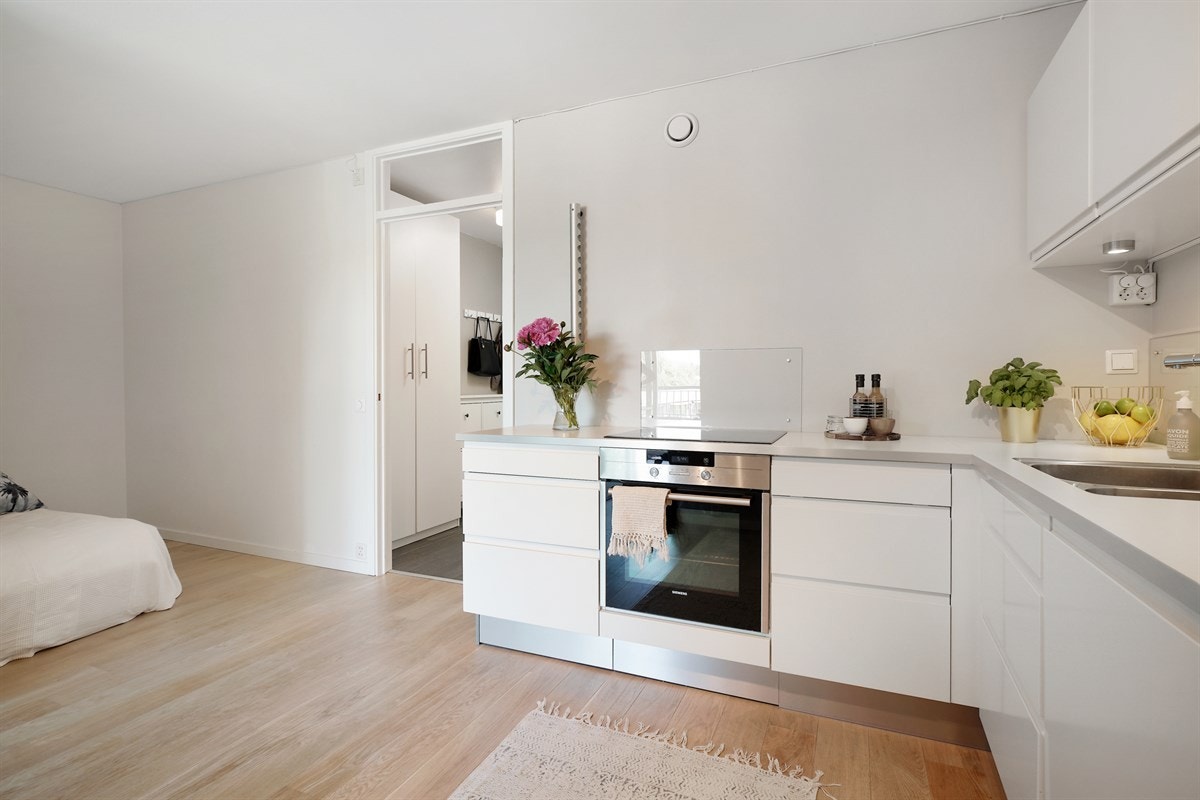 Det åpne kjøkkenet gir god kontakt til stue og spiseplass. Galleribilde