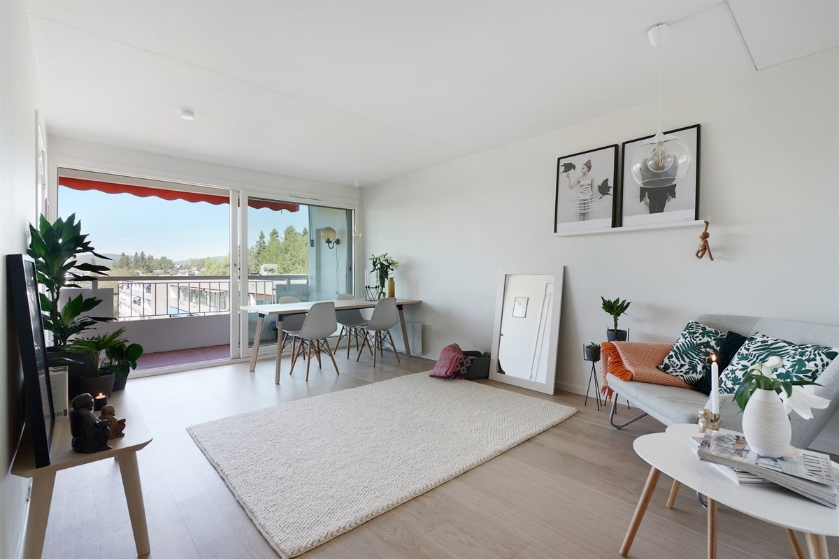 Stue med plass til både sofagruppe og spisebord. Utgang til vestvendt balkong. Galleribilde