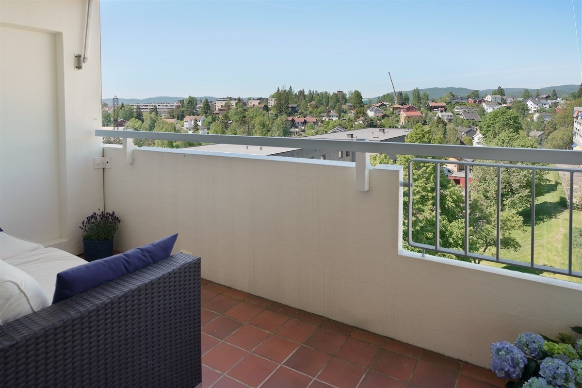 Ca. 10 kvm vestvendt balkong med gode solforhold. Galleribilde