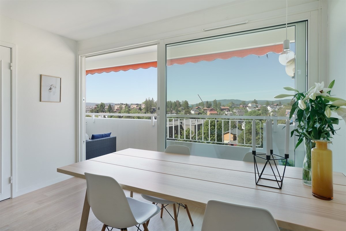 Nyt gode måltider med flott utsikt fra spiseplassen. Galleribilde