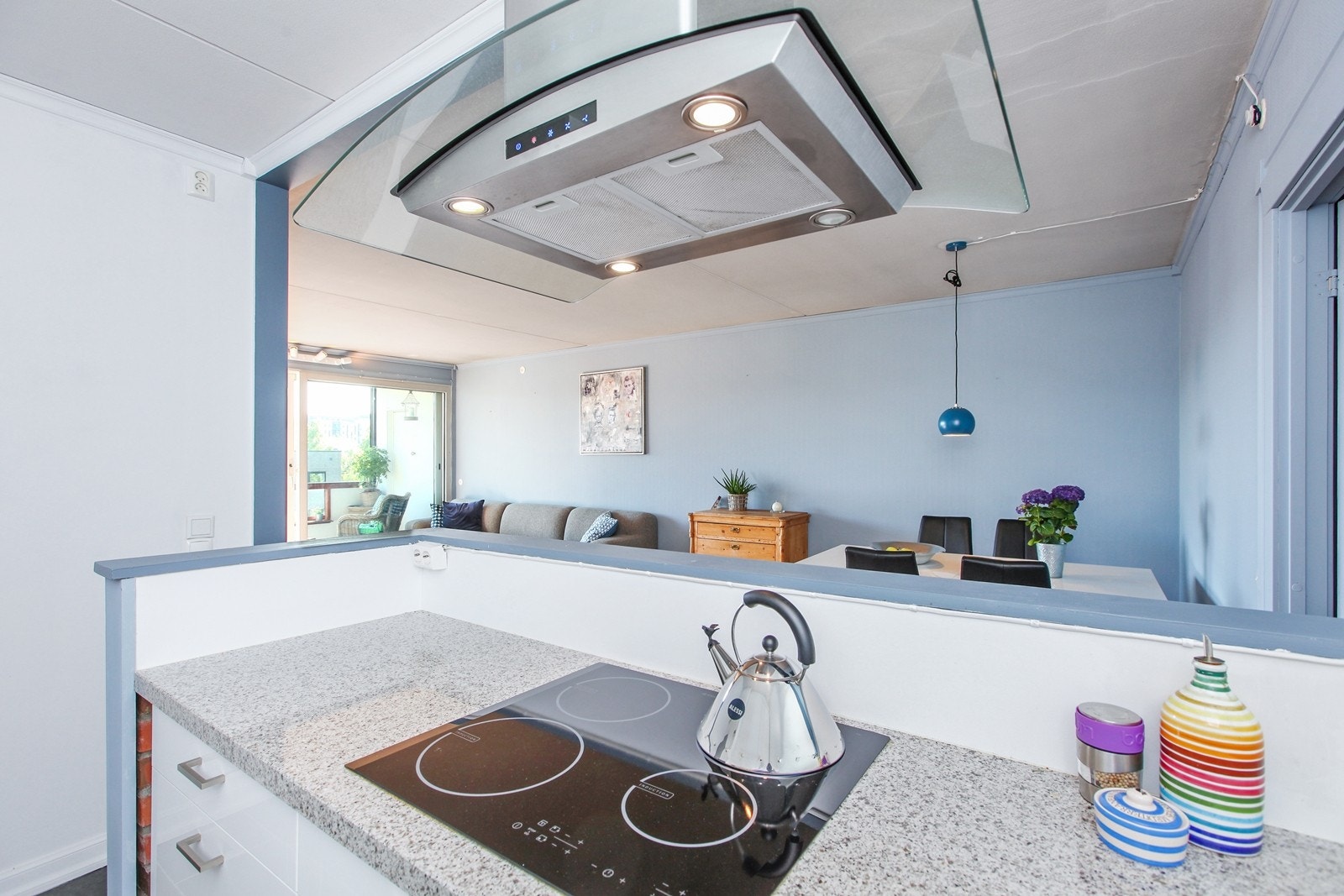 Her kan du lage gode måltider mens du kommuniserer med gjestene. Galleribilde