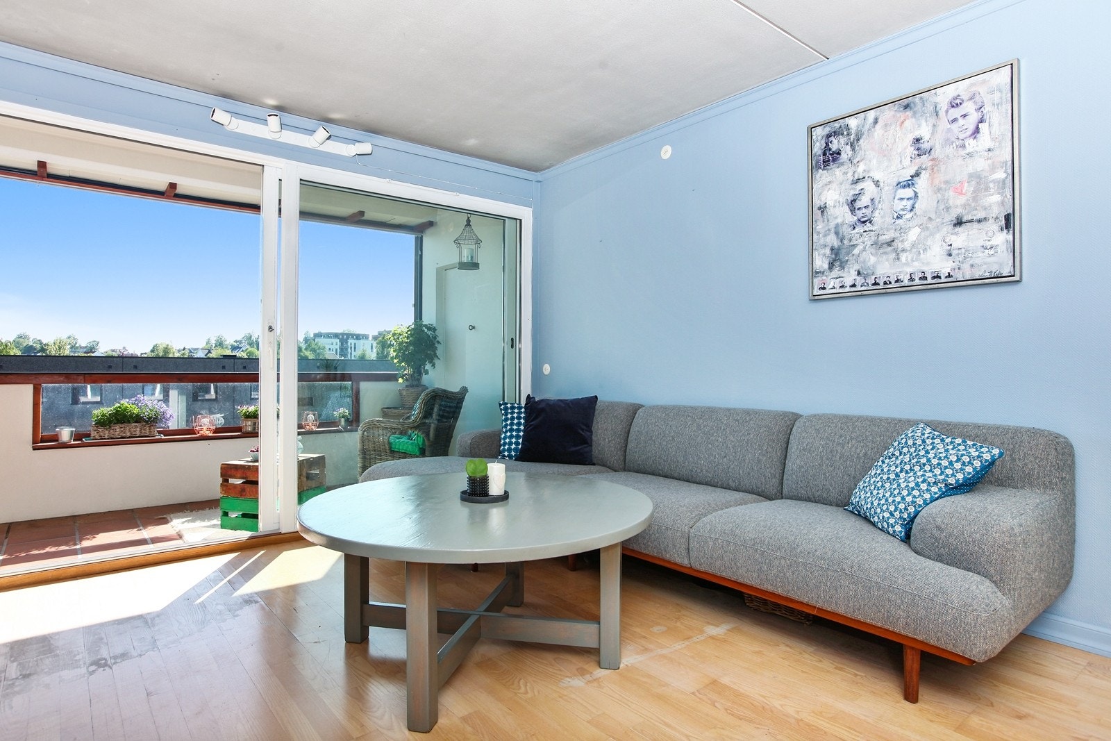 Lys stue uten innsyn. Galleribilde