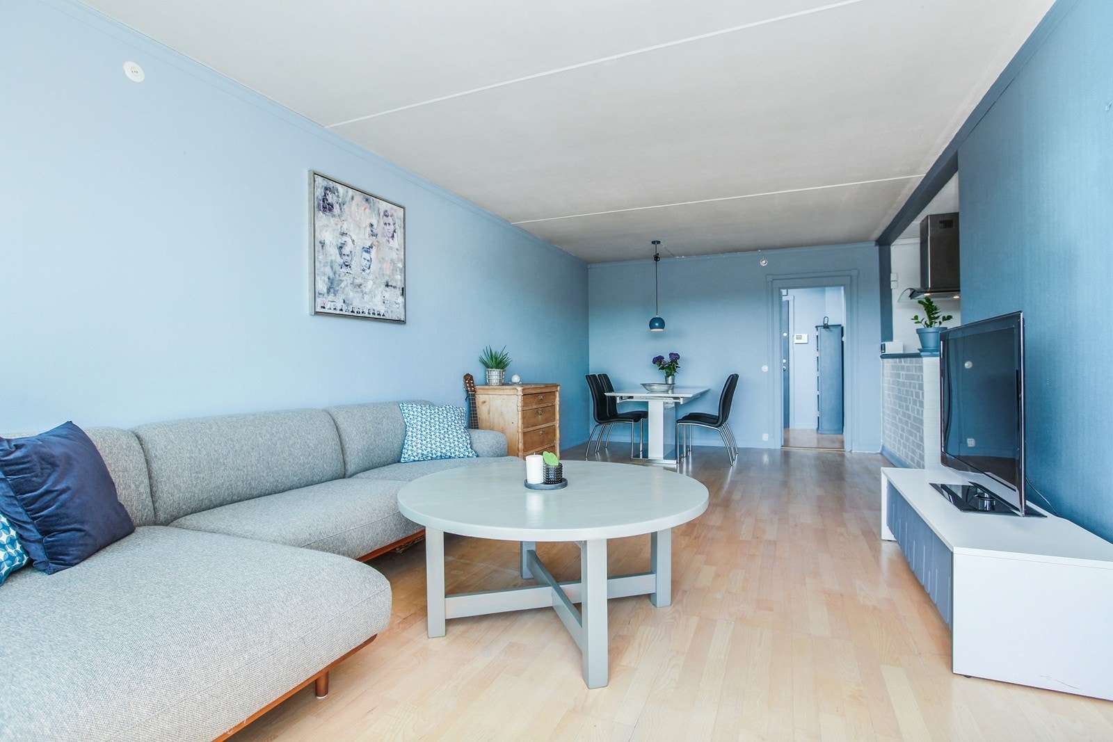 Lys stue med mye plass. Galleribilde