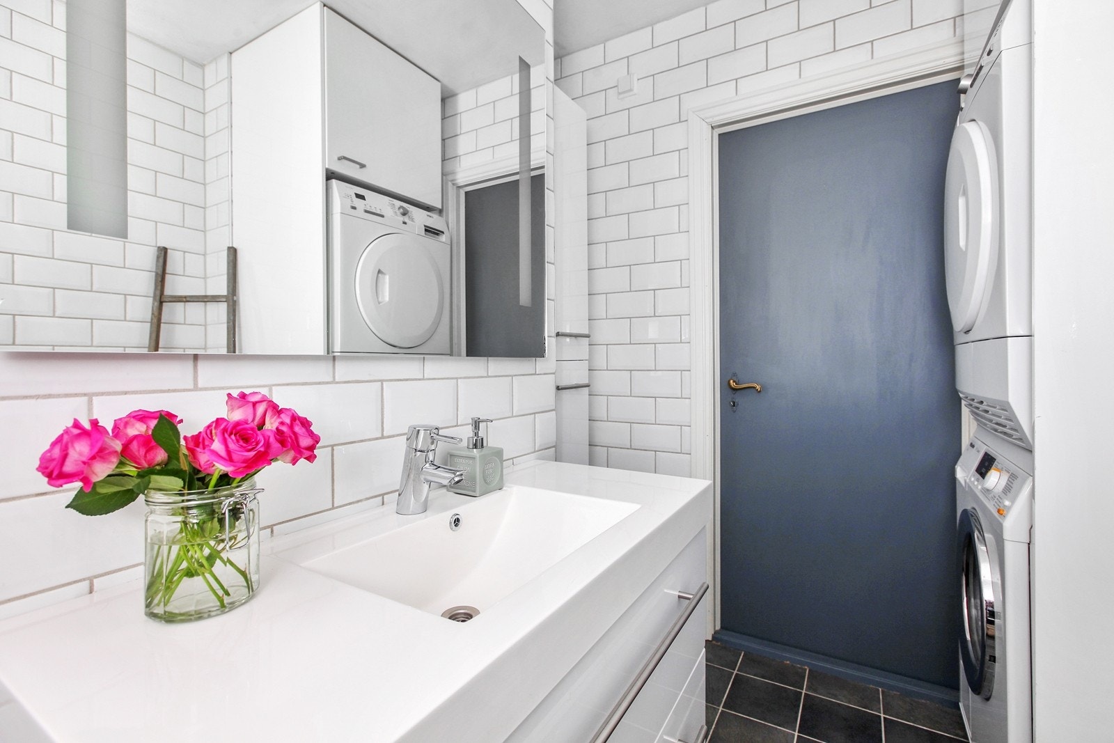 Stor og lys servant med speil på veggen over. Galleribilde