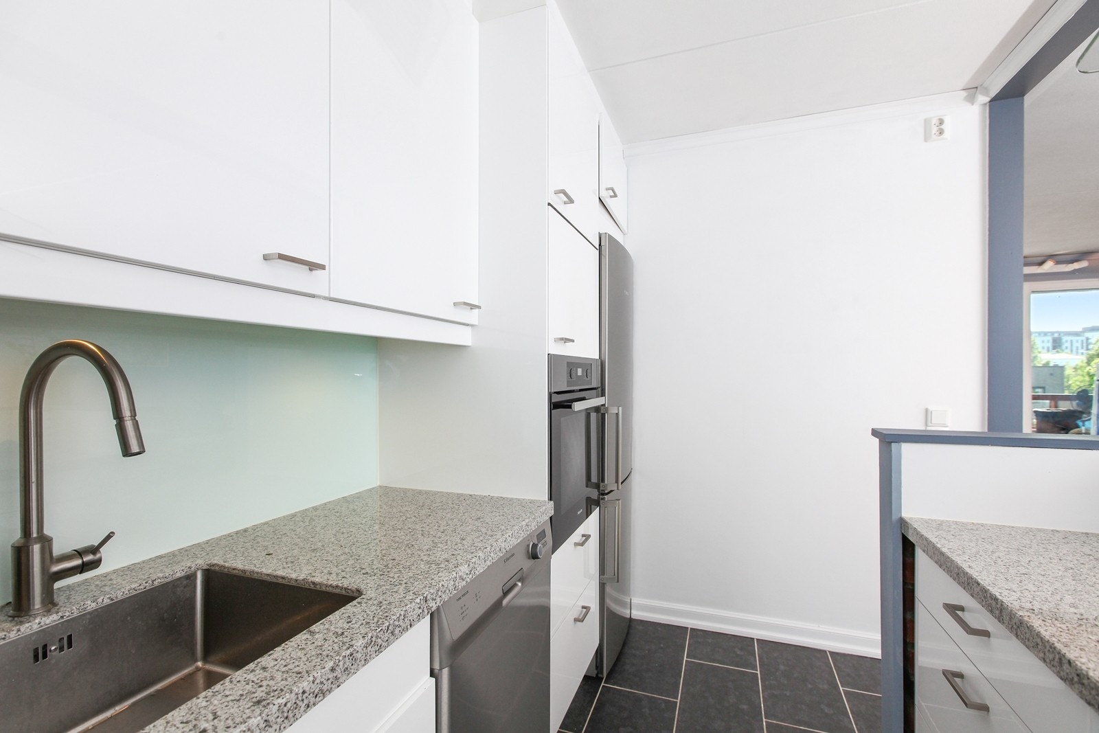 Pent kjøkken som gir gode arbeidsmuligheter. Galleribilde