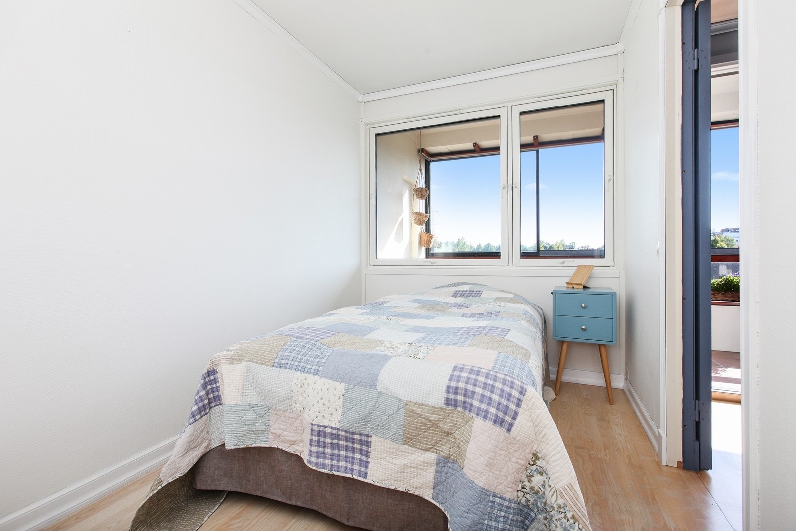 Et godt soverom med stort vindu som gir mye lys inn. Galleribilde