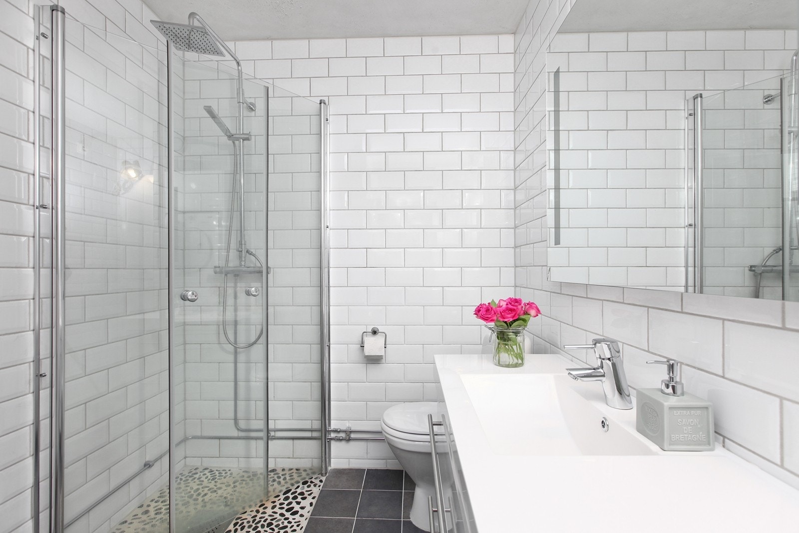 Flott og lyst bad fra 2012 med dusjnisje , opplegg til vaskemaskin, tørketrommel. Galleribilde