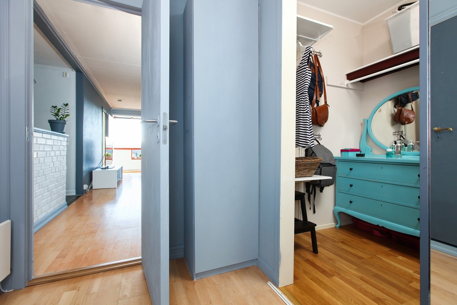 Fra gangen går det en skyvedør inn til boden. Galleribilde