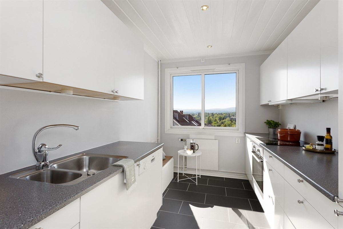 Kjøkken med store arbeidsflater og nye fronter i 2017. Galleribilde