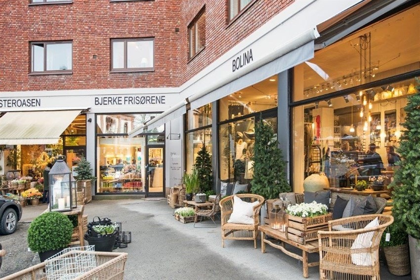 Stabekk sentrum med stort utvalg av butikker. Galleribilde