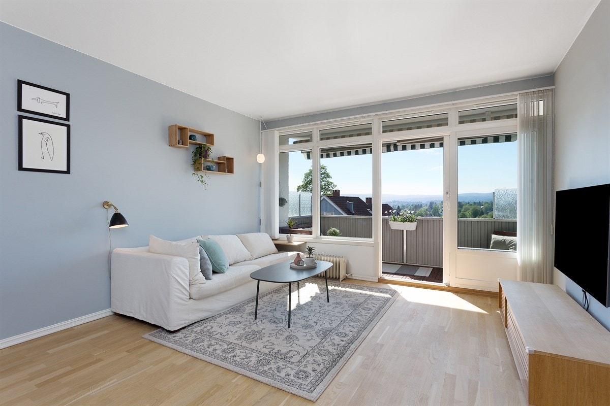 Store vindusflater med mye naturlig lys. Galleribilde