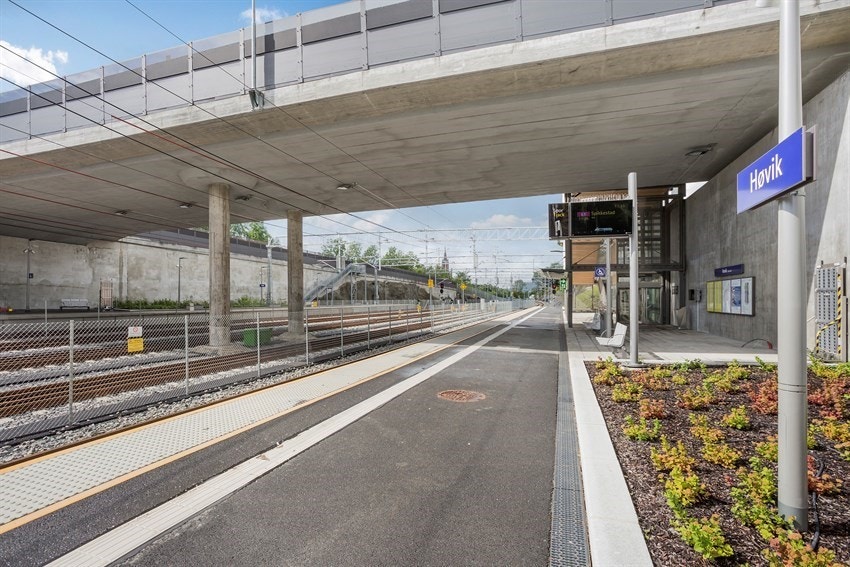 Høvik Stasjon med hyppige togavganger mot sentrum og motsatt retning Drammen. Galleribilde