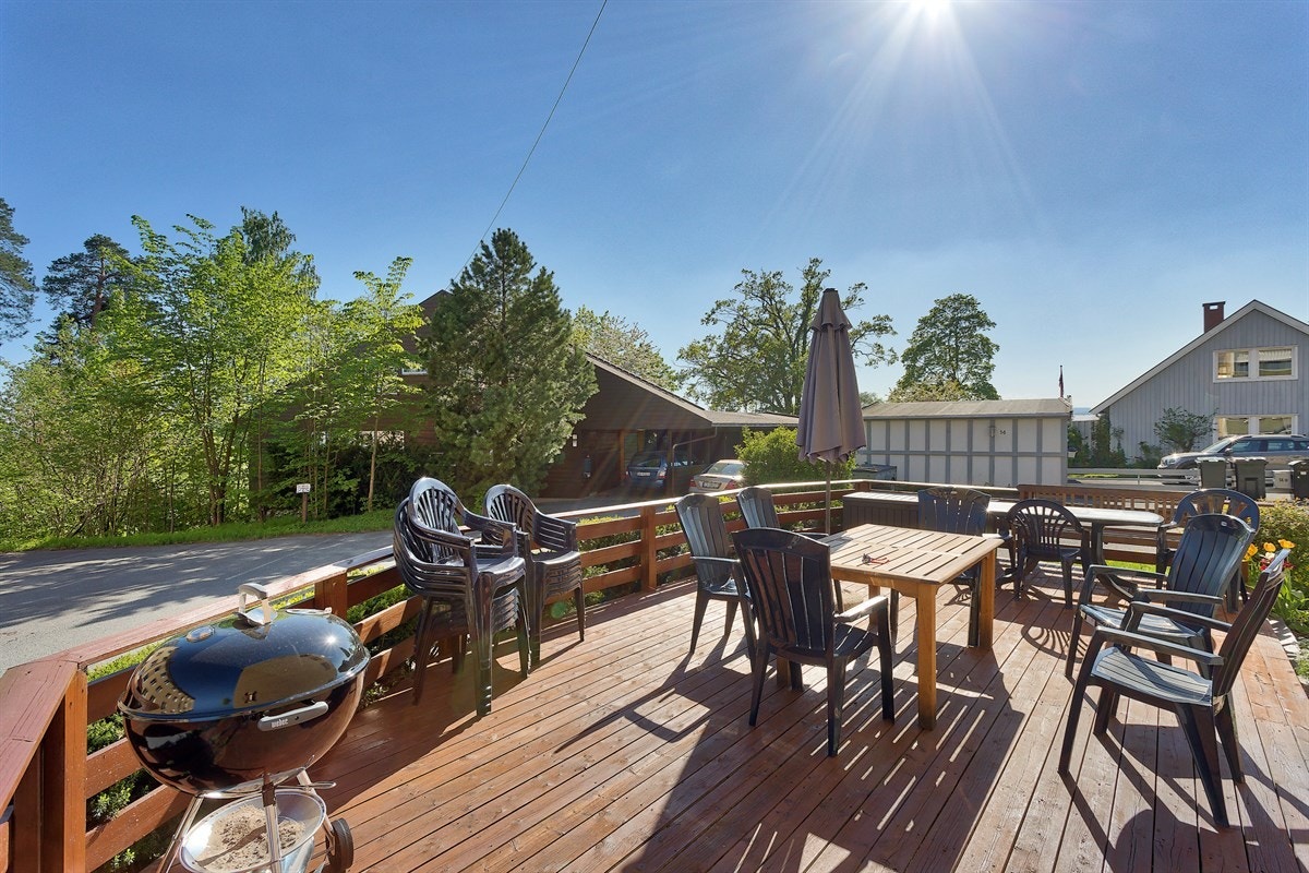 Felles markterrasse på bakkeplan. Galleribilde