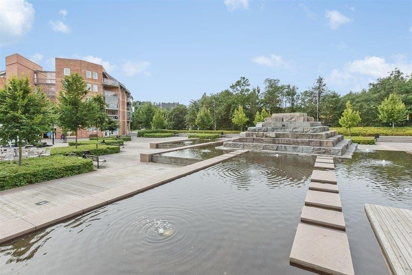 Asker Sentrum - med hyggelig torg og et mangforld av butikker Galleribilde