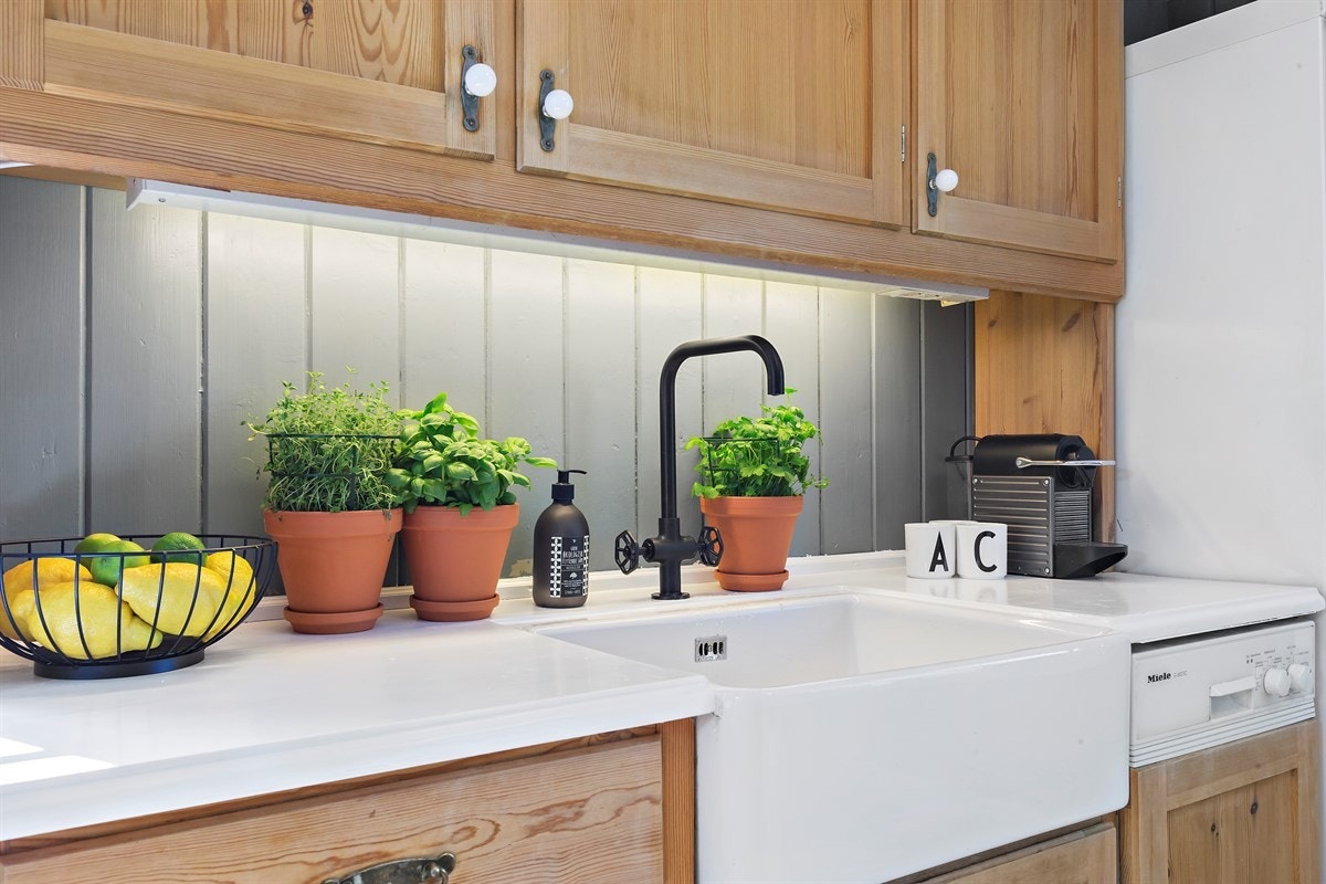 Kjokken - Ny kum og armatur tilpasset den gamle innredningen. Galleribilde